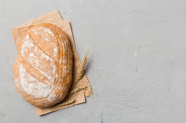 Frisch gebackenes köstliches französisches Brot mit Serviette auf rustikaler Tischplatte Ansicht Gesundes Weißbrot