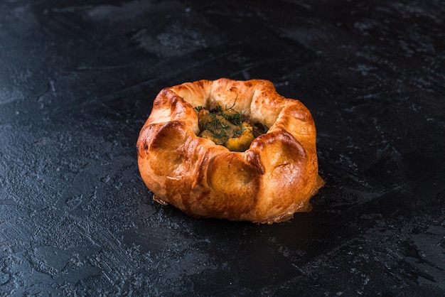 Frisch gebackenes leckeres Brötchen auf dunklem Tisch Leckere Backwaren direkt vom Bäcker Schwarze Backgroun