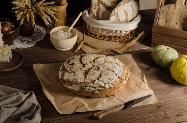 Frisch gebackenes leckeres Vollkorn-Roggenbrot