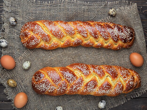 Frisch gebackenes Oster-Challa-Brot