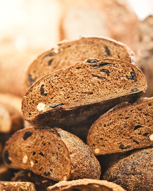 Frisch gebackenes Roggenbrot an der Marktplatte Verkauf von Gebäck