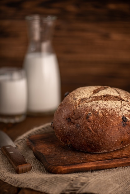 Foto frisch gebackenes roggenbrot auf einem holzbrett. selektiver fokus.