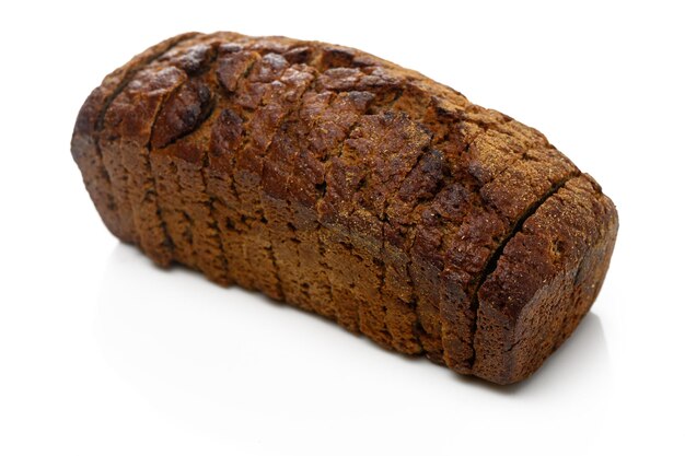 Frisch gebackenes rustikales Brot auf weißem Hintergrund, das seine Textur und Farbe zeigt