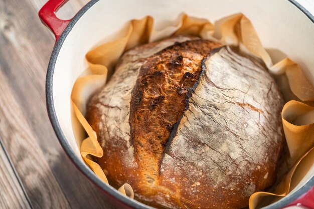 Frisch gebackenes Sauerteig-Roggenbrot in einem holländischen Ofen.