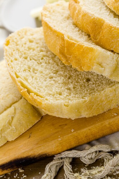 Frisch gebackenes Sauerteigbrot auf Schneidebrett geschnitten.