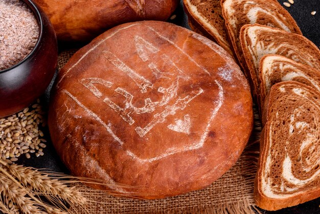 Frisch gebackenes Schwarzbrot mit Wappen der Ukraine. Brot backen für den Unabhängigkeitstag der Ukraine