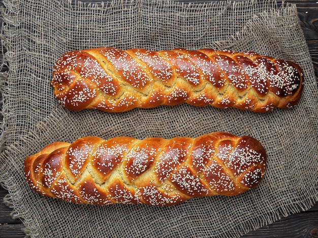 Frisch gebackenes süßes geflochtenes Brot auf einem Tuch