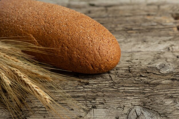 Frisch gebackenes traditionelles Brot auf einem Holztisch