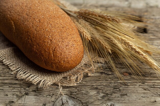 Frisch gebackenes traditionelles Brot auf einem Holztisch