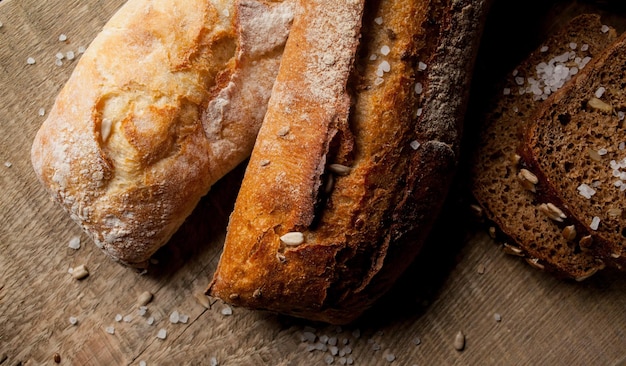 Frisch gebackenes traditionelles Brot mit Sonnenblumenkernen auf Holztisch frisches Baguette mit Salz