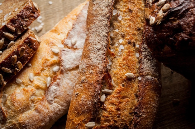 Frisch gebackenes traditionelles Brot mit Sonnenblumenkernen auf Holztisch frisches Baguette mit Salz