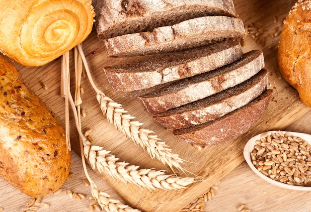 Frisch gebackenes traditionelles Brot und Weizen