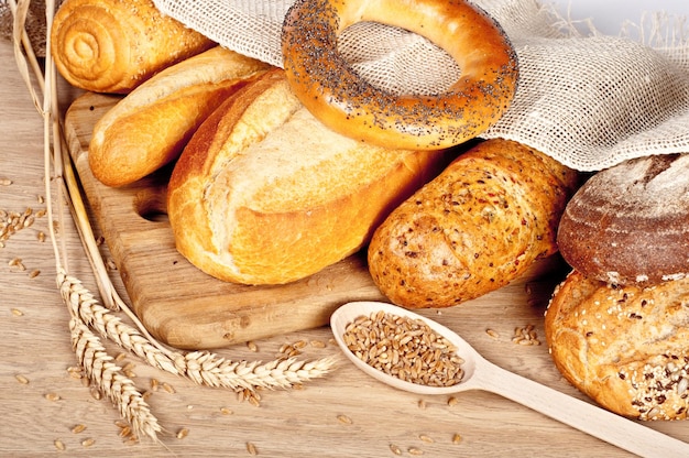 Frisch gebackenes traditionelles Brot und Weizen