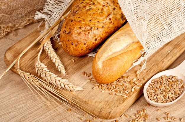 Frisch gebackenes traditionelles Brot und Weizen