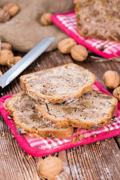 Frisch gebackenes Walnussbrot