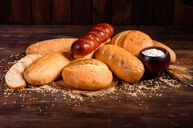 Frisch gebackenes Weißbrot auf einem braunen Beton