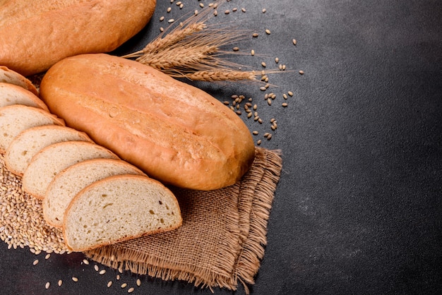 Frisch gebackenes Weißbrot. Frisch gebackenes traditionelles Brot