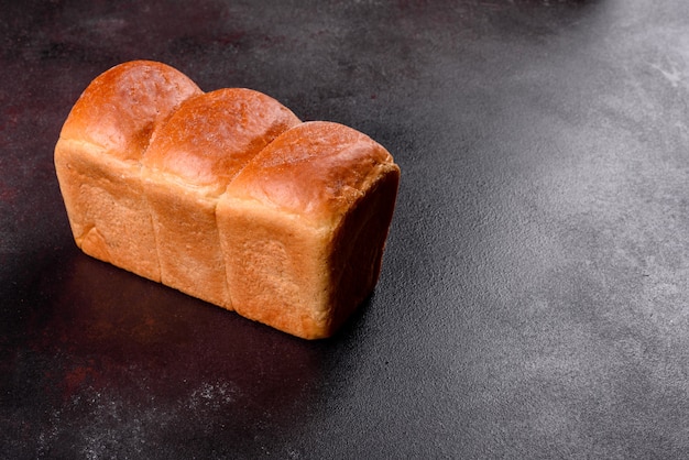 Frisch gebackenes Weißbrot. Frisch gebackenes traditionelles Brot