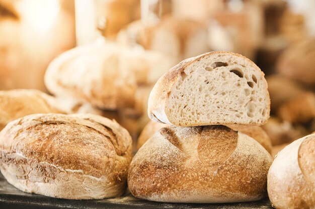 Frisch gebackenes Weizenbrot auf der Marktplatte Großes schönes Brot Verkauf von gebackenen Waren