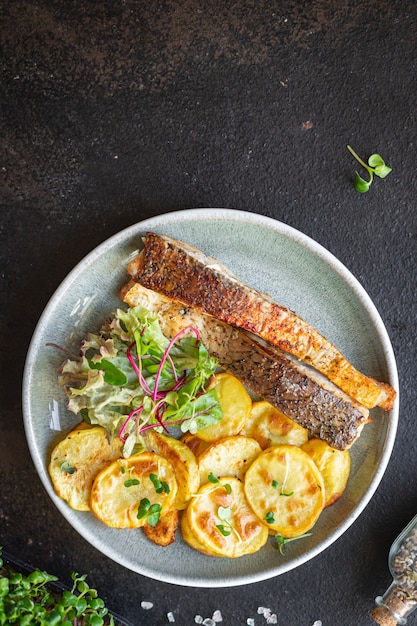 Frisch gebratener Fisch und Kartoffelscheiben garnieren Omega-Meeresfrüchte