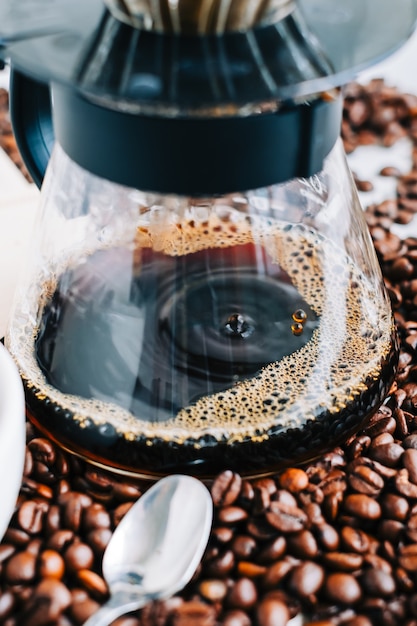 Frisch gebrühter Kaffee in einer Tasse mit alternativer Methode, mit Gießen über Tropfer und Papierfilter.