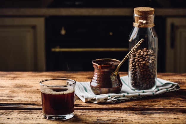 Frisch gebrühter türkischer Kaffee im Trinkglas