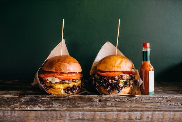 Frisch gegrillte Burger und Ketchup auf dem Tisch