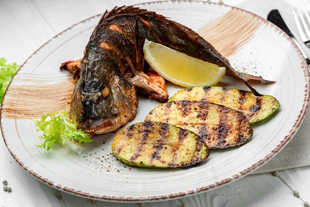 Frisch gegrillter Dorado mit Zucchini