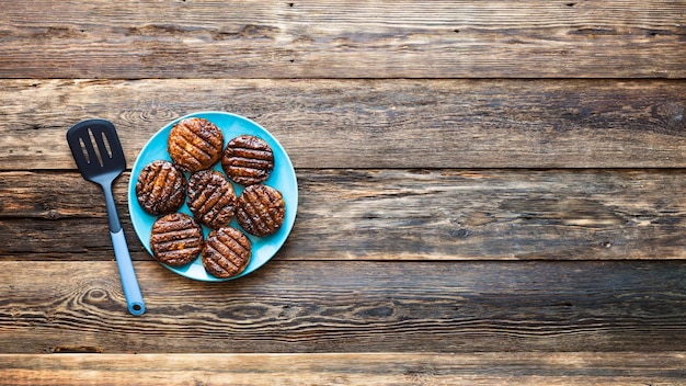 Frisch gegrilltes Burgerfleisch, Nahaufnahme, Draufsicht, Kopierraum