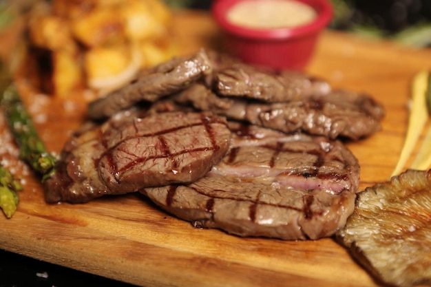 Foto frisch gegrilltes rindersteakfleisch