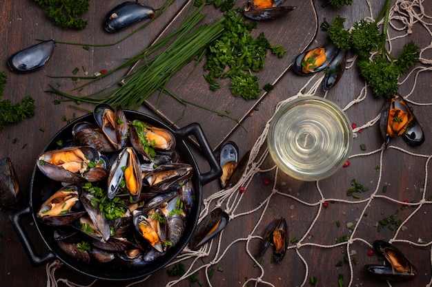 Frisch gekochte Muscheln in Kräutern und Weißwein