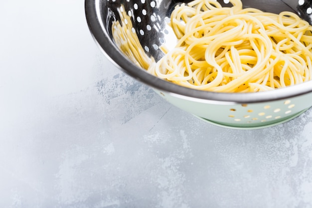 Frisch gekochte Spaghetti in rostfreiem Sieb