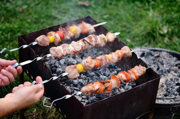 Frisch gekochter Grill auf einem Holztisch. Leckeres Fleischgericht, das auf dem Feuer zubereitet wird.