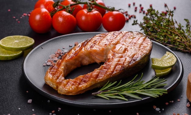 Frisch gekochtes leckeres Lachssteak mit Gewürzen und Kräutern auf dem Grill gebacken. Gesunde Meeresfrüchte