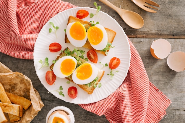 Frisch gekochtes weißes Ei auf Holzbrett. Gesundes Fitness-Frühstück.