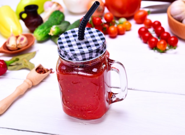 Frisch gemachter Saft von einer reifen roten Tomate