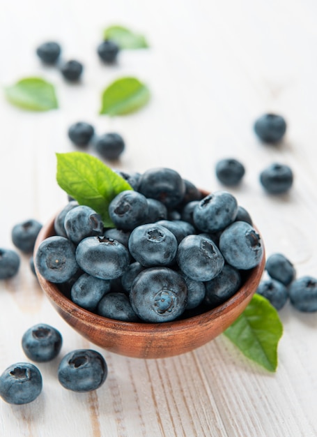 Frisch gepflückte Blaubeeren auf einem alten hölzernen Hintergrund. Konzept für gesunde Ernährung