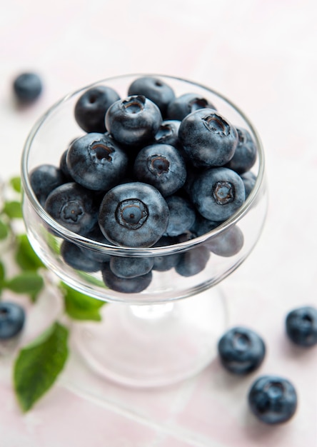 Frisch gepflückte Blaubeeren auf einem rosafarbenen Fliesenhintergrund. Konzept für gesunde Ernährung