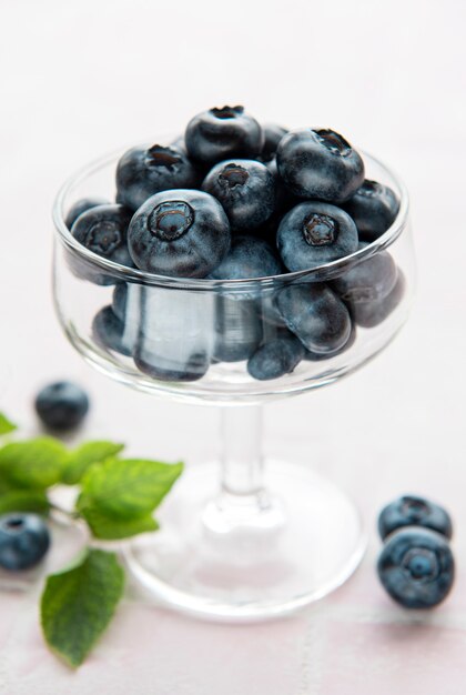 Frisch gepflückte Blaubeeren auf einem rosafarbenen Fliesenhintergrund. Konzept für gesunde Ernährung