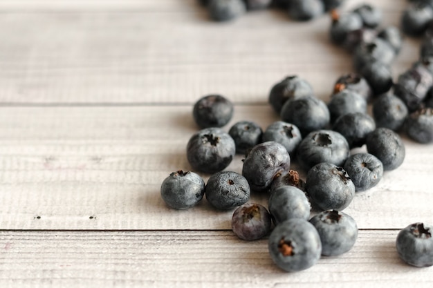 Frisch gepflückte Blaubeeren auf weißem Tisch.