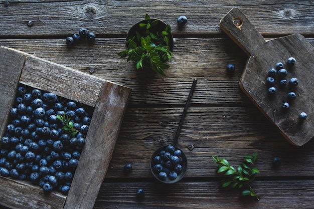 Frisch gepflückte Blaubeeren befinden sich in einer Holzkiste. Gesundes Essen, Gesundheit