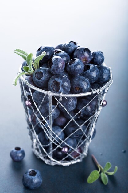 Frisch gepflückte Blaubeeren im Metallbecher