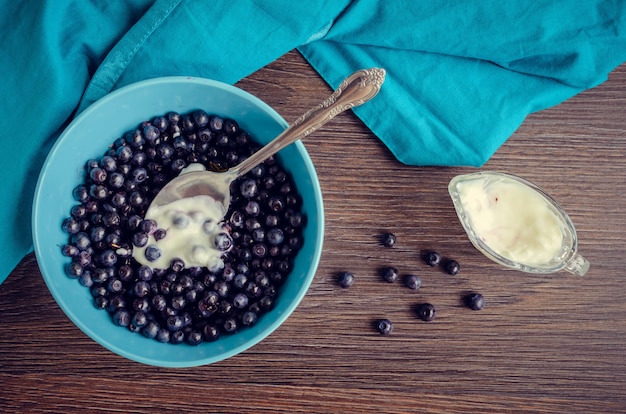 Frisch gepflückte Heidelbeeren mit Sahne