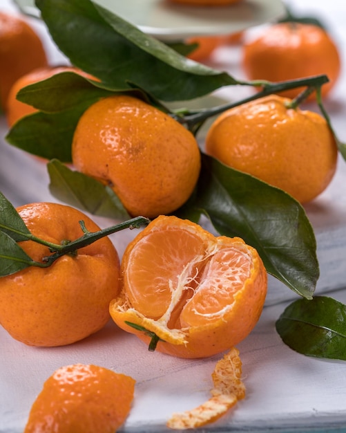 Foto frisch gepflückte mandarinen mit blättern auf einem tisch