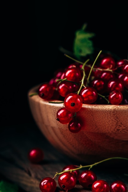 Frisch gepflückte rote Johannisbeeren in Holzschale