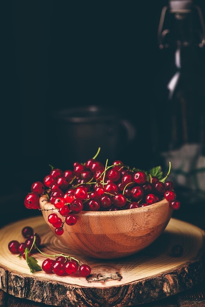 Foto frisch gepflückte rote johannisbeeren