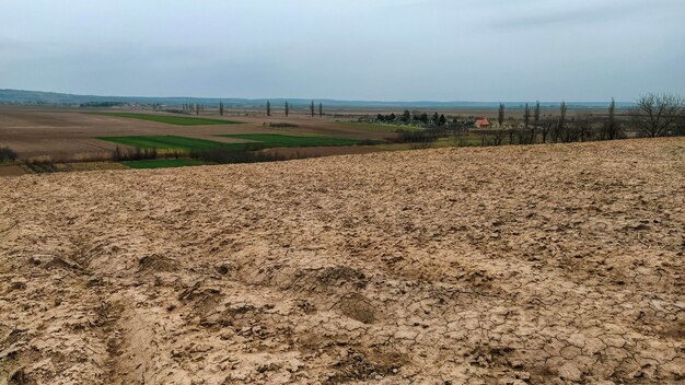 Frisch gepflügtes Feld Ackerland mit fruchtbarem Boden zum Anpflanzen von Weizen Ländliche Landschaft in Serbien Balkan nämlich Fruska Gora von Sremska Mitrovica Furchen und Gruben Vorbereitende landwirtschaftliche Arbeiten