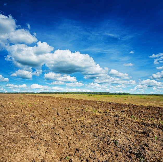 Frisch gepflügtes Feld im Frühjahr