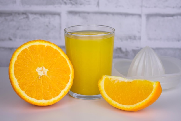 Frisch gepresster Orangensaft in einem Glas auf weißem Hintergrund