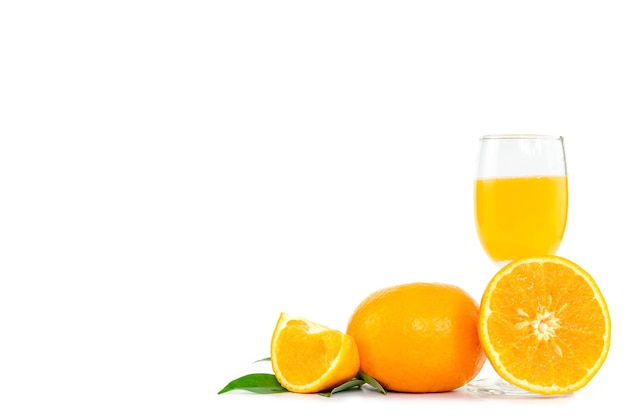 Frisch gepresster Orangensaft in einem Glas, dekoriert mit Zitrusfrüchten und Orangenblättern mit Kopierraum.